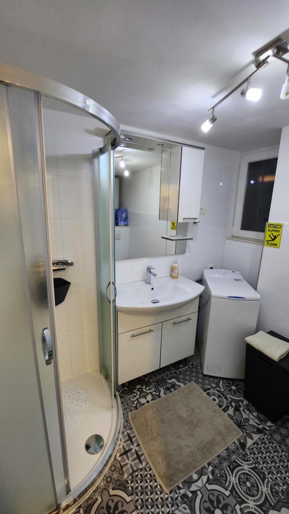 Live In Apartment Split